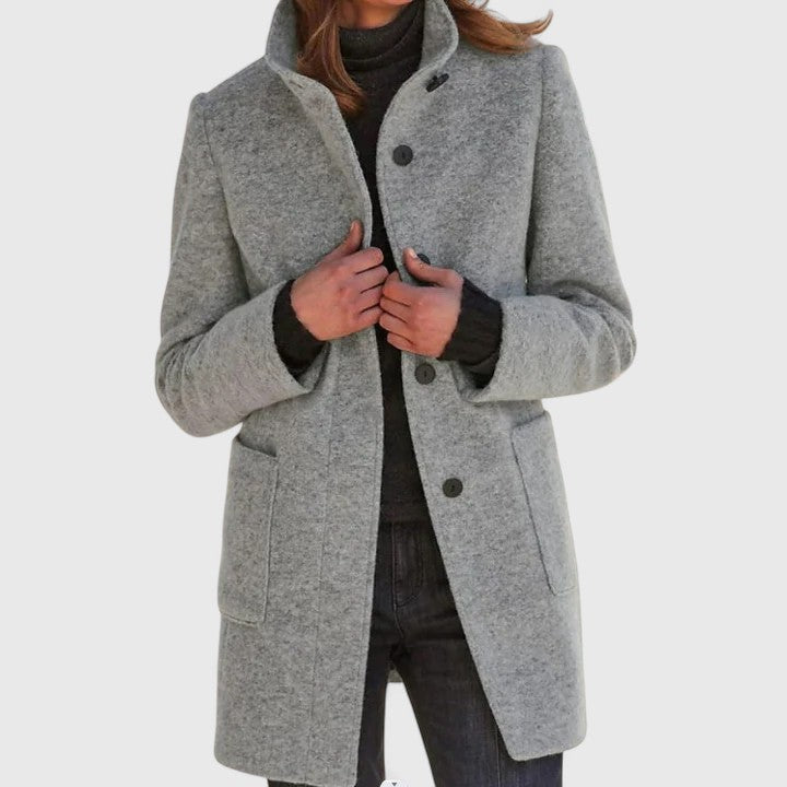 Manteau chic en laine gris Danoir Paris Elenaaa FR851, coupe élégante et tissu chaud, porté sur un modèle.
