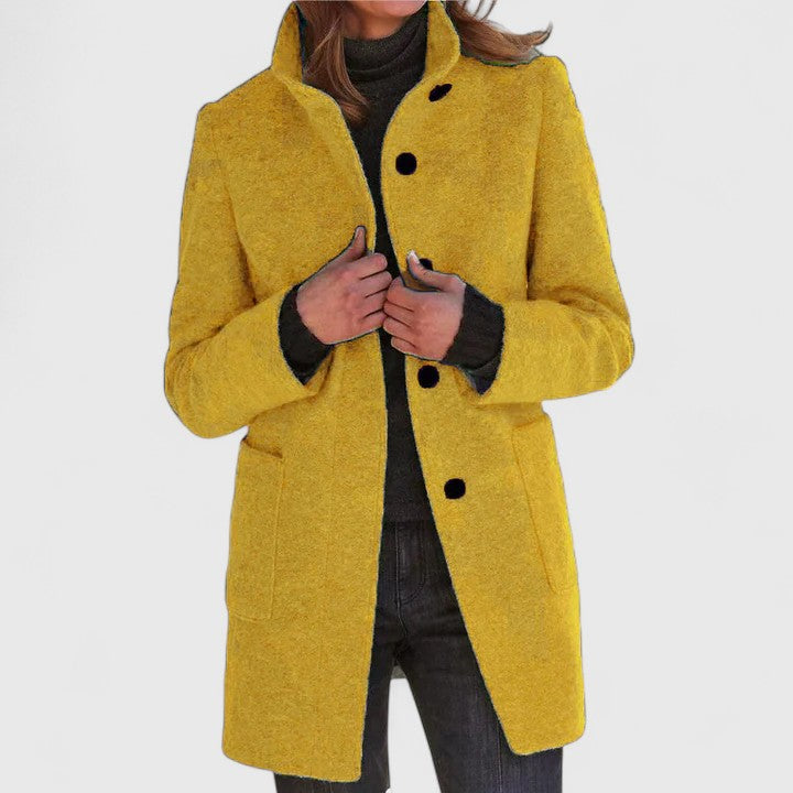 Manteau chic en laine gris Elenaaa de Danoir Paris, style élégant et moderne, porté en extérieur.