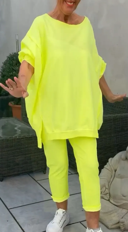 Ensemble loungewear oversize Frieda Danoir Paris en tissu jaune, confortable et décontracté, porté en mode décontracté.
