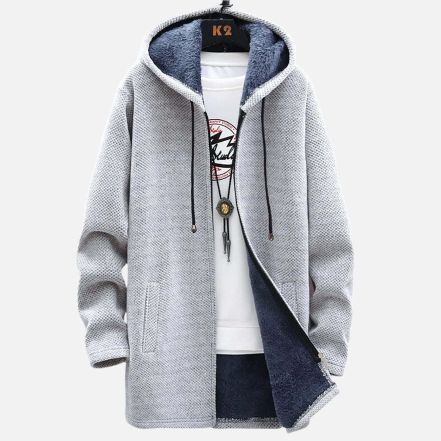 Cardigan zippé gris clair Danoir Paris Lauraa, confortable, en tissu doux et chaud, porté en mode décontractée.