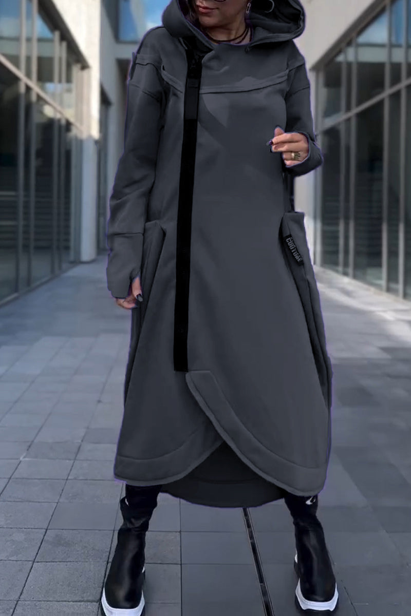 Robe à capuche décontractée Hildegard de Danoir Paris, en noir, style confortable et moderne, vue de face.