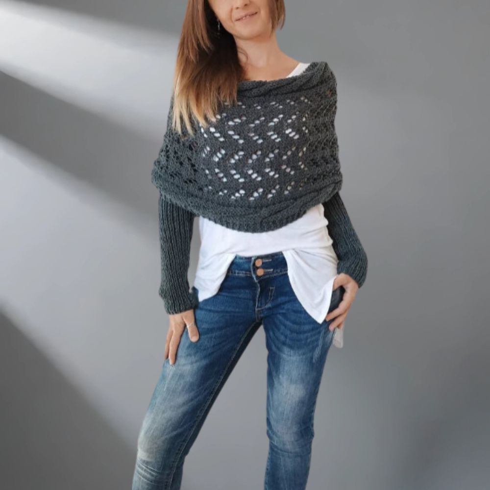 Châle tissé élégant WarmWrap™ de Danoir Paris, couleur vert grisâtre, porté comme accessoire chaud et sophistiqué.