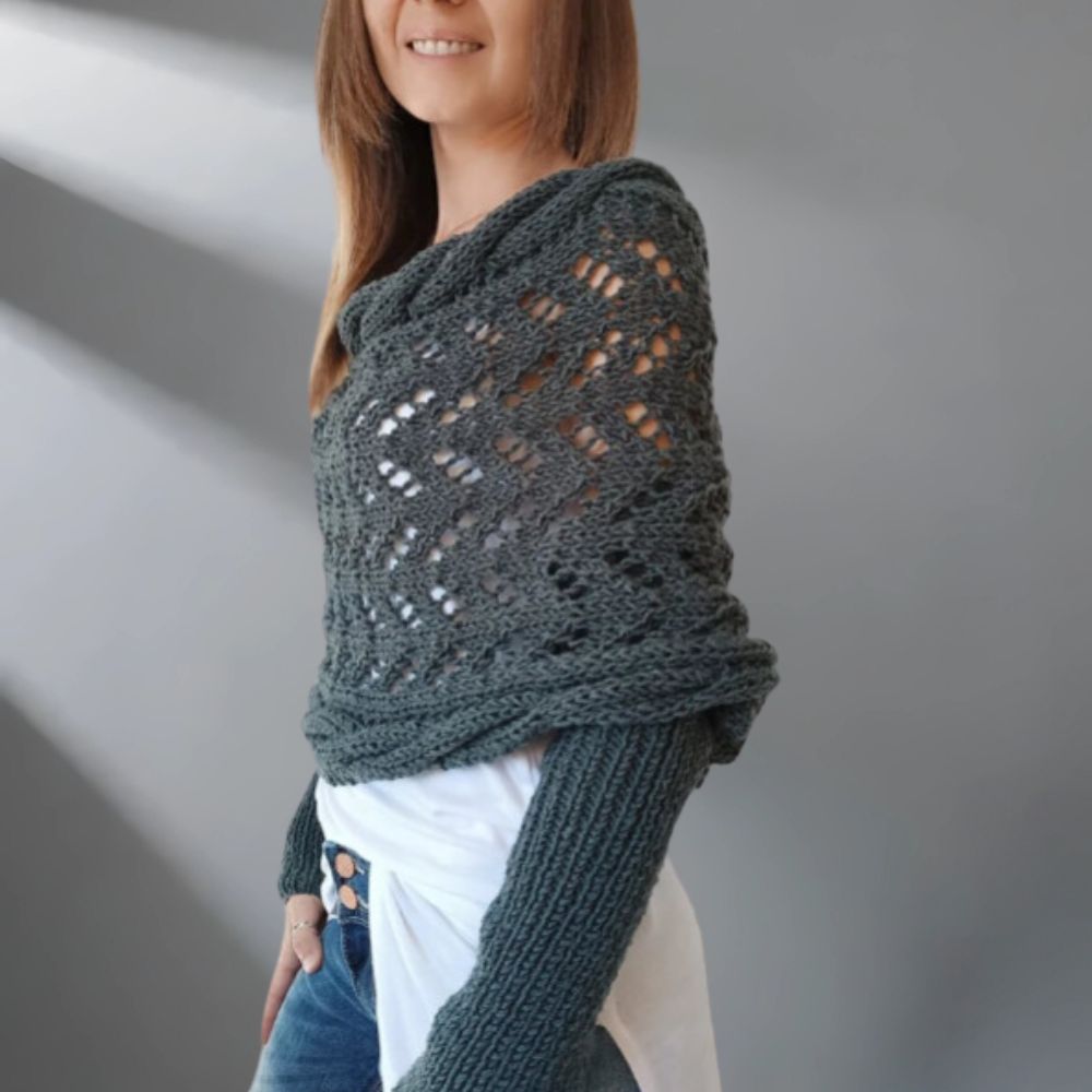 Châle tissé WarmWrap™ élégant de Danoir Paris, couleur vert grisâtre, porté comme accessoire chaud et sophistiqué.