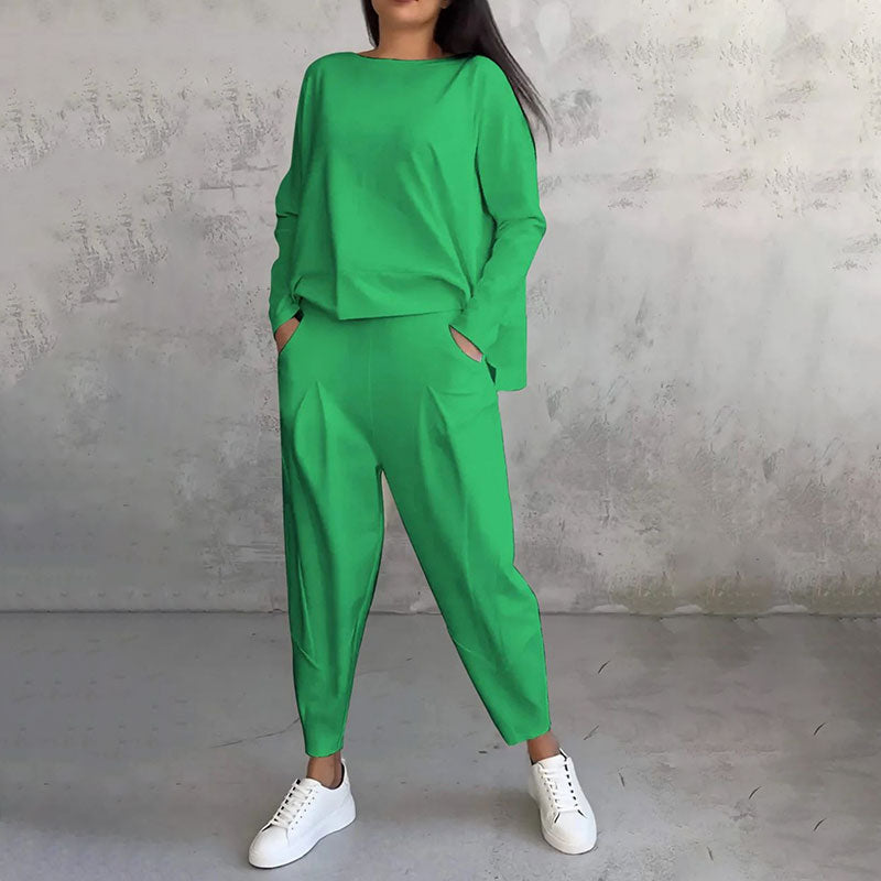 Ensemble chic et confortable Fr868 Amalia de Danoir Paris, costume noir avec détails élégants, porté sur un mannequin.