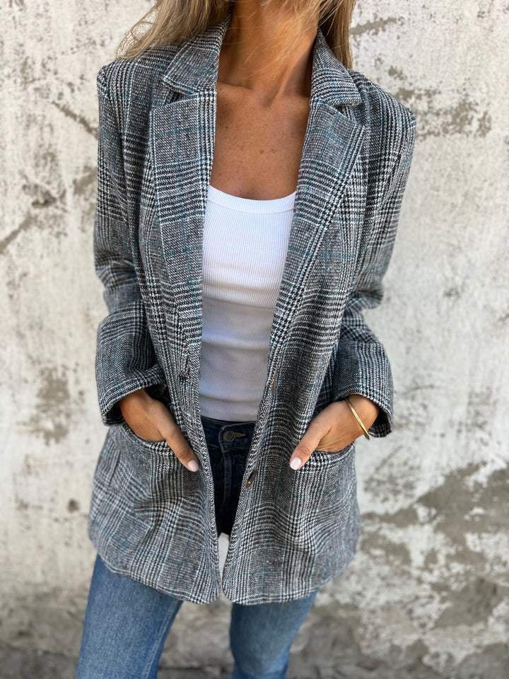 Manteau à carreaux marron Danoir Paris FR882 avec motif floral élégant, porté en vue frontale.