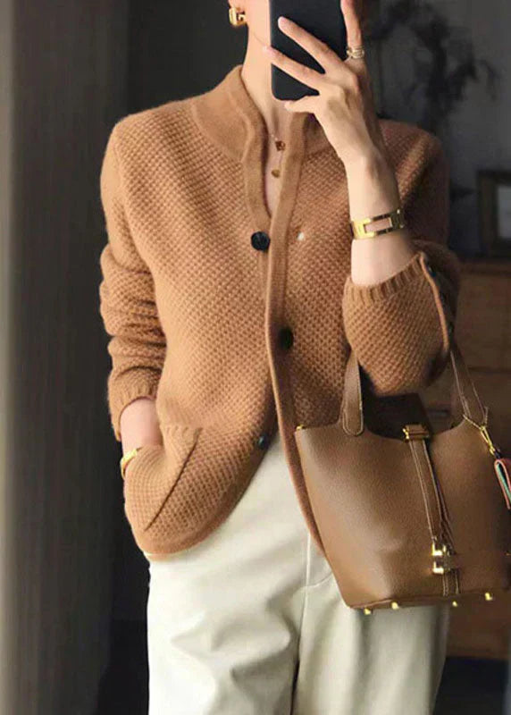 Gilet en cachemire blanc Danoir Paris, modèle Claire, élégant, taille unique, porté sur un fond blanc.