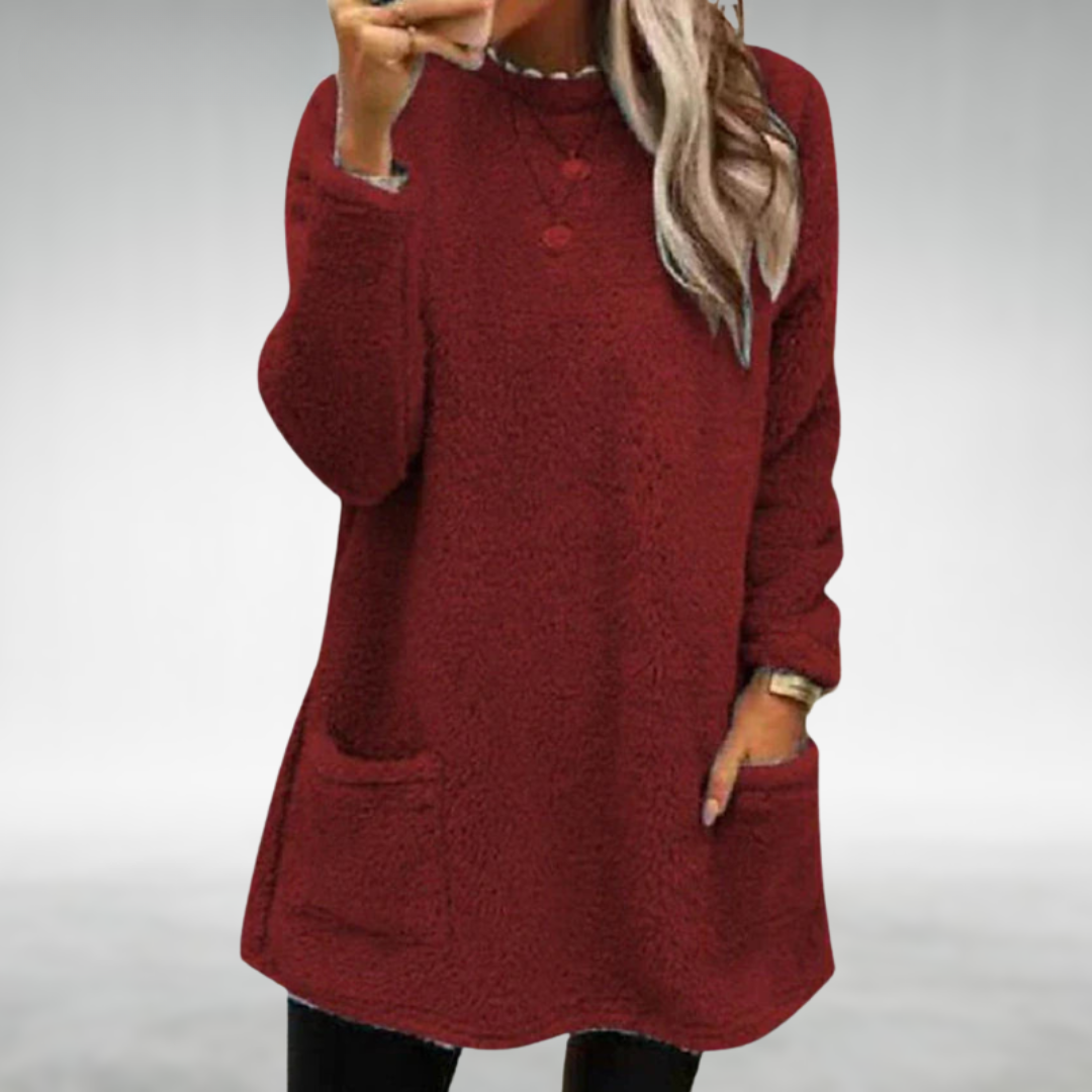 Pull douillet rose Nora de Danoir Paris, style chic et confortable, porté par un modèle dans un intérieur élégant.