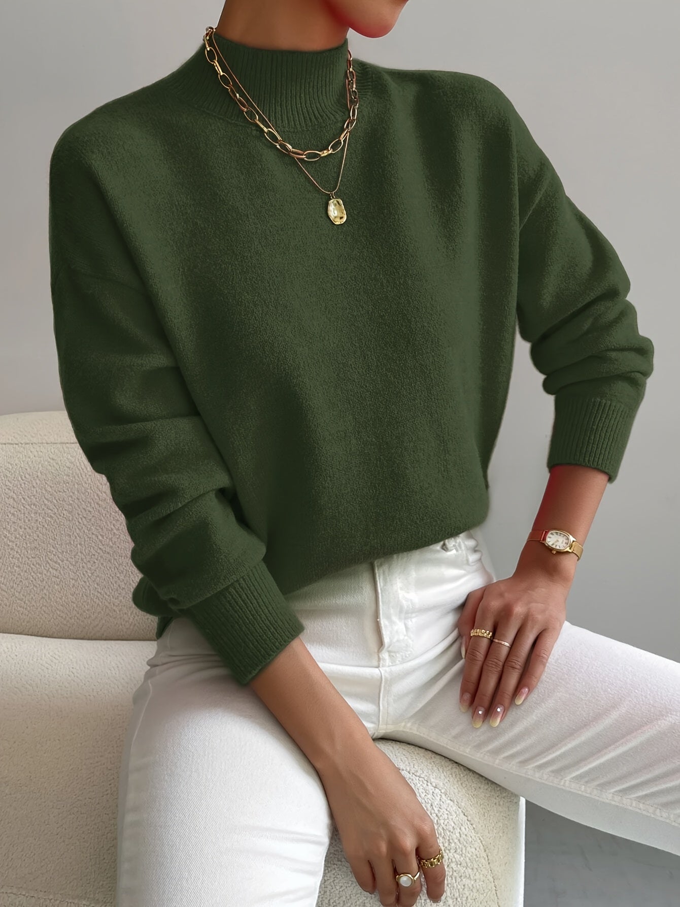 Pull blanc Danoir Paris Yvonne, élégant et chaud, en laine douce, porté sur mannequin dans un style chic et confortable.