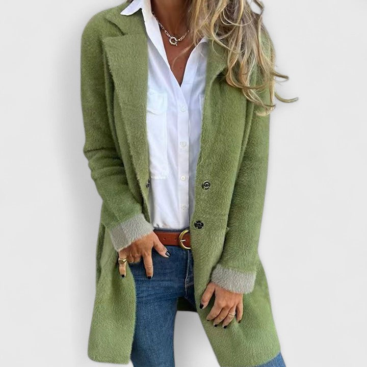 Manteau chic et chaud Sofie de Danoir Paris, coupe élégante, coloris vert, taille XL, porté sur une silhouette.