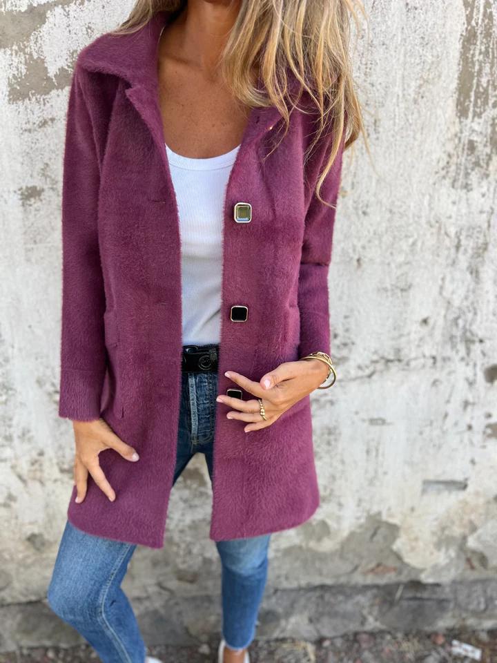 Manteau d'hiver élégant FR903 de Danoir Paris en violet, coupe sophistiquée et tissu chaud pour femmes.
