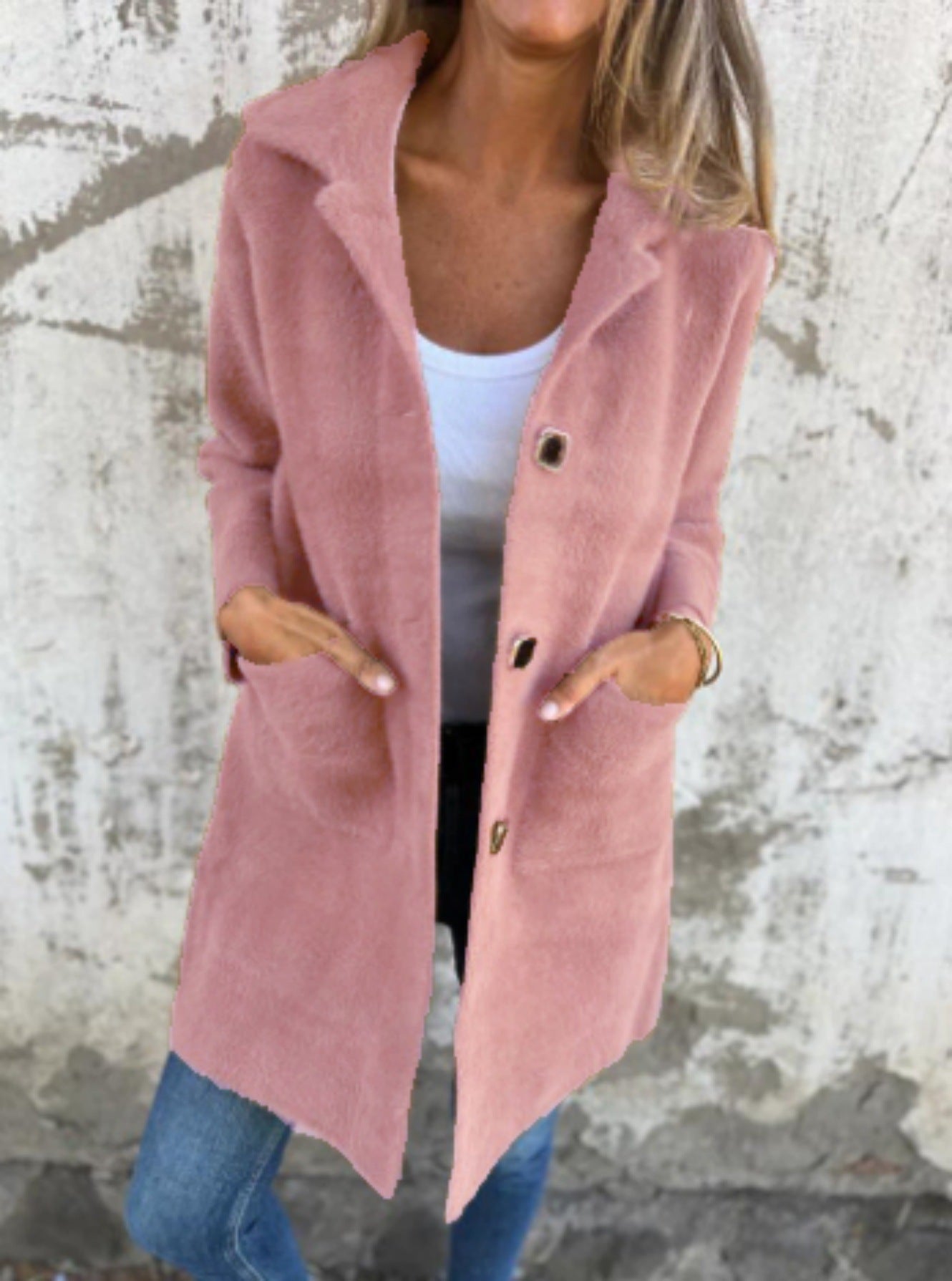 Manteau d'hiver violet Salene de Danoir Paris, élégant et chaud, avec coupe sophistiquée, porté par un modèle.