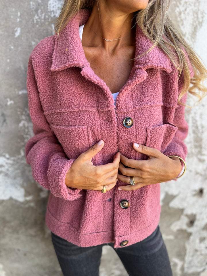 Veste élégante et confortable de la marque Danoir Paris, modèle FR904, en rose, avec un style sophistiqué et moderne.