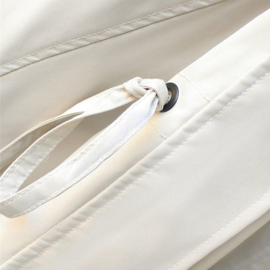 Veste élégante anti-pluie blanche Danoir Paris FR907, style chic, coupe ajustée, tissu imperméable, parfaite pour la saison pluvieuse.