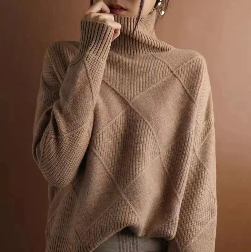 Pull beige Sara de Danoir Paris, élégant et douillet, en laine douce, porté sur un mannequin.