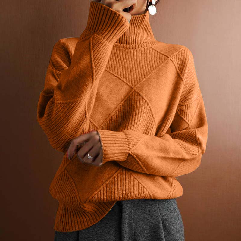 Pull douillet et élégant FR921 Danoir Paris en beige, porté, avec texture douce et style sophistiqué.
