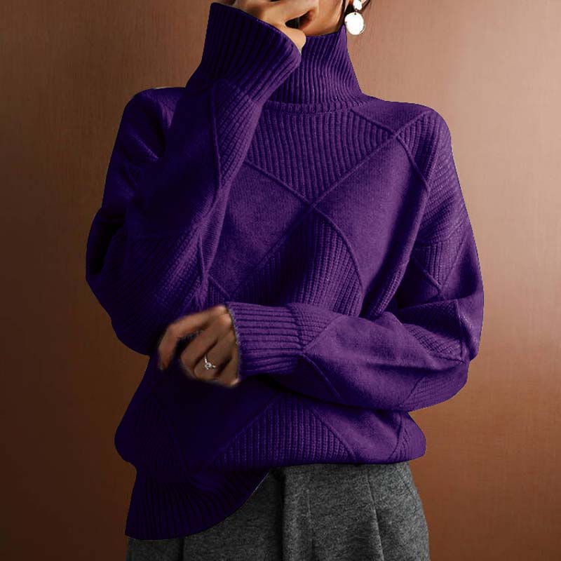 Pull douillet et élégant FR921 Danoir Paris en beige, porté, avec détails confortables et style sophistiqué.