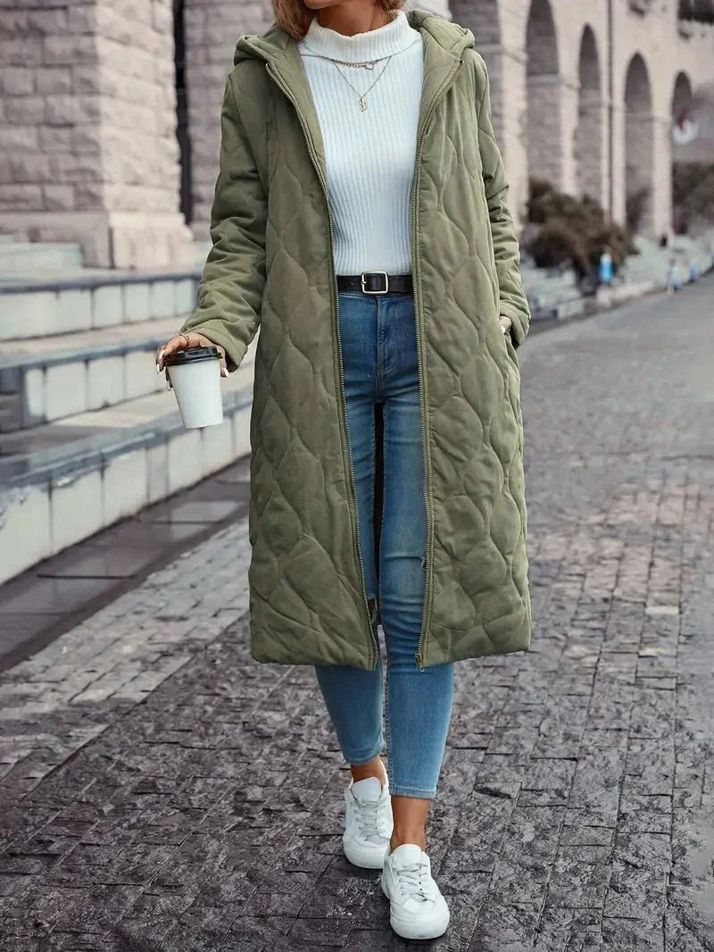 Manteau d'hiver élégant Danoir Paris FR923 pour femmes, coupe moderne et finition sophistiquée, en tissu chaud et confortable.