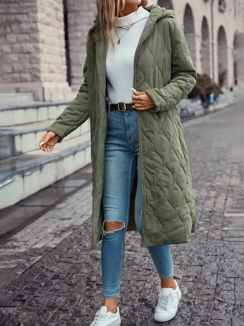 Manteau d'hiver élégant Danoir Paris FR923 en tissu chaud, style sophistiqué et coupe moderne, porté par un mannequin.