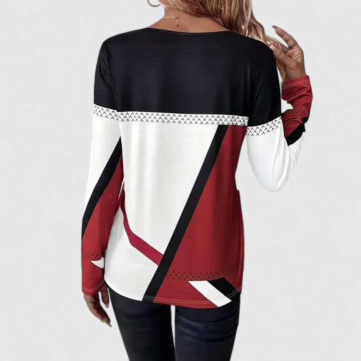 Top graphique moderne Lena en FR925 de Danoir Paris, couleur rouge, porté avec détails visibles.
