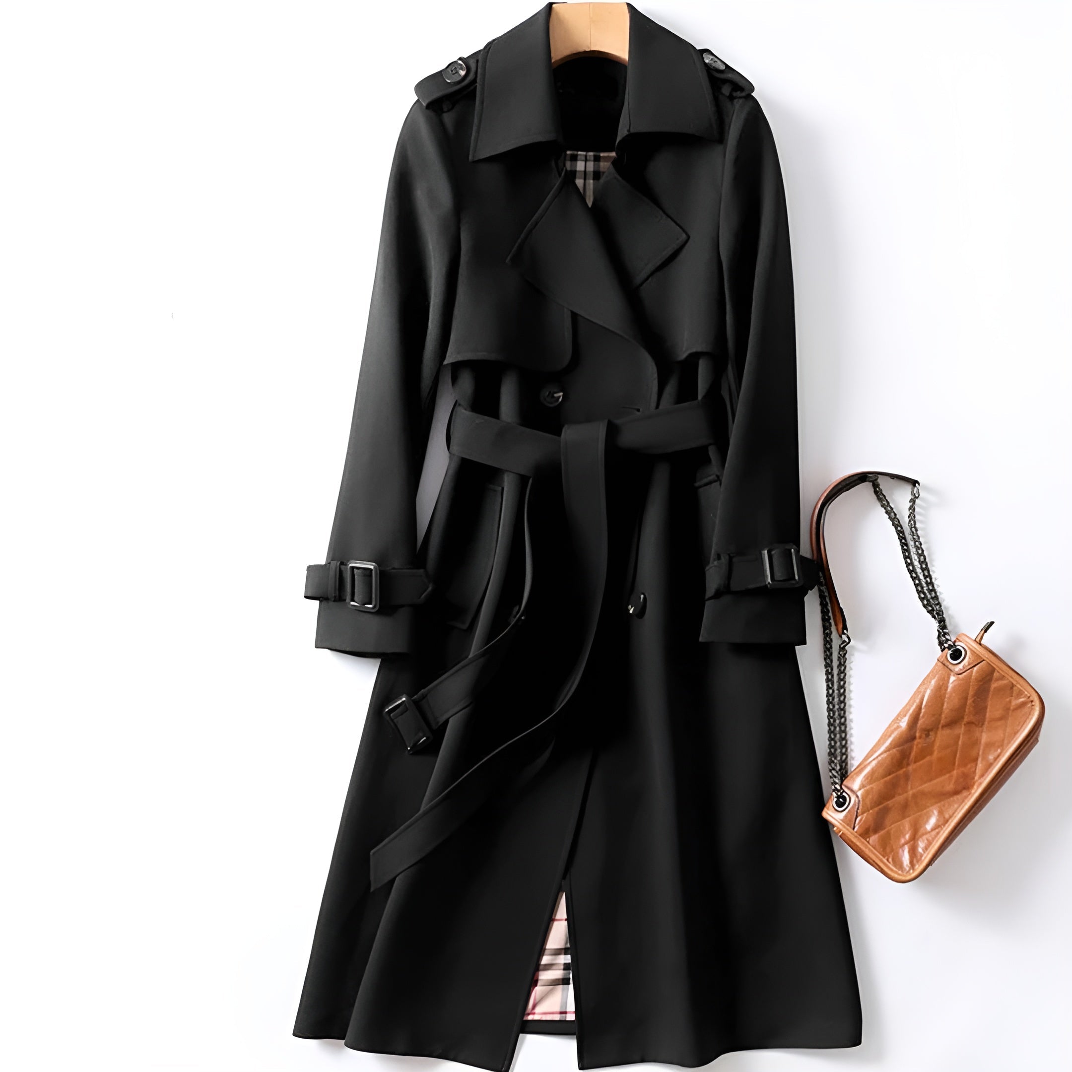 Trench-coat élégant automnal Danoir Paris Helena FR928 beige, coupe sophistiquée, porté avec col classique et ceinture.