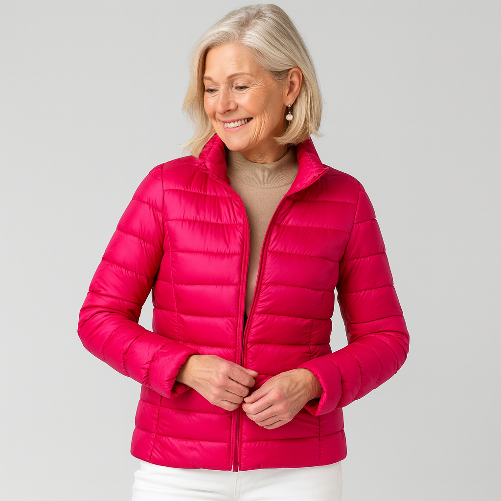 Veste ultra légère et élégante Elin de Danoir Paris en rose, vêtement tendance pour femme, détails visibles en image.