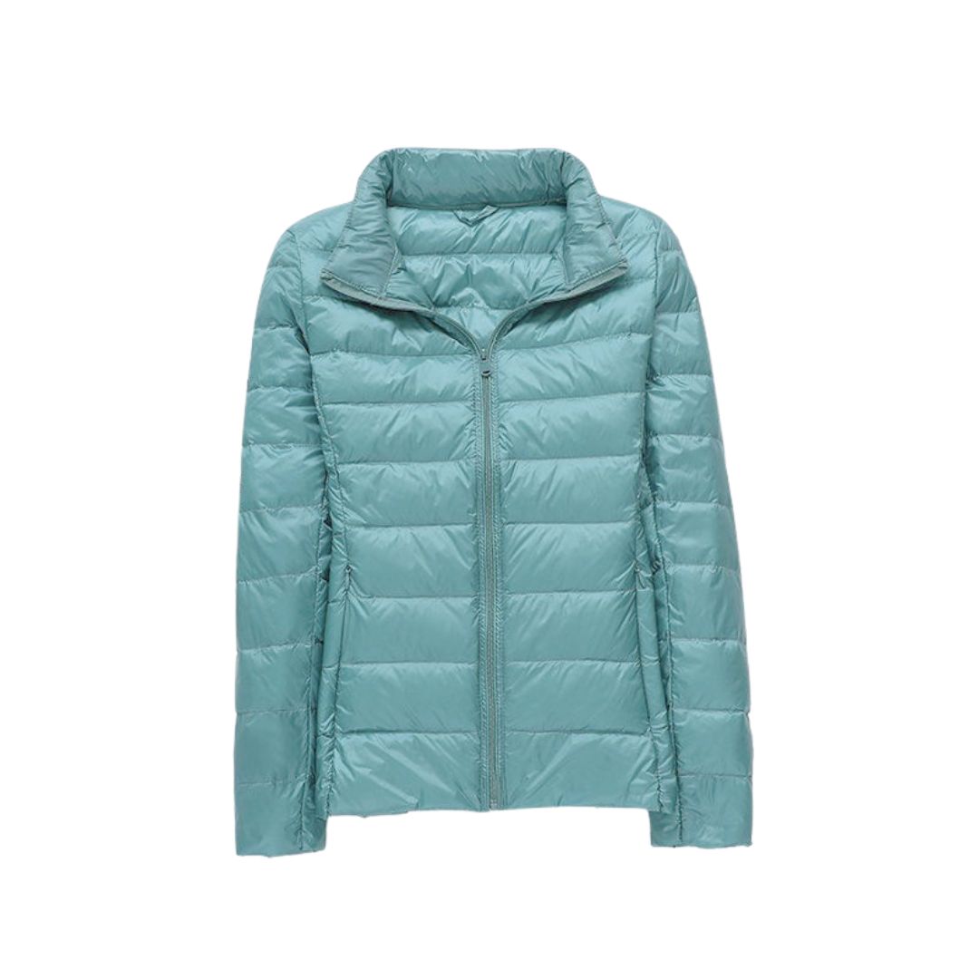Veste ultra légère élégante Elin de Danoir Paris en rose, design sophistiqué et finition soignée, idéale pour un style chic et léger.