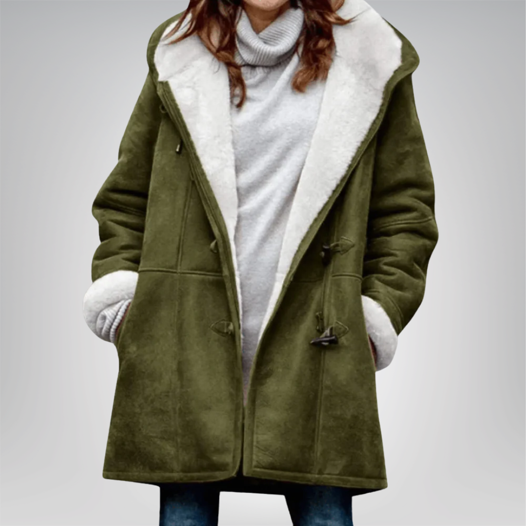 Veste élégante en fleece Danoir Paris Maria couleur vert mousse, coupe moderne et confortable, portée sur un mannequin.