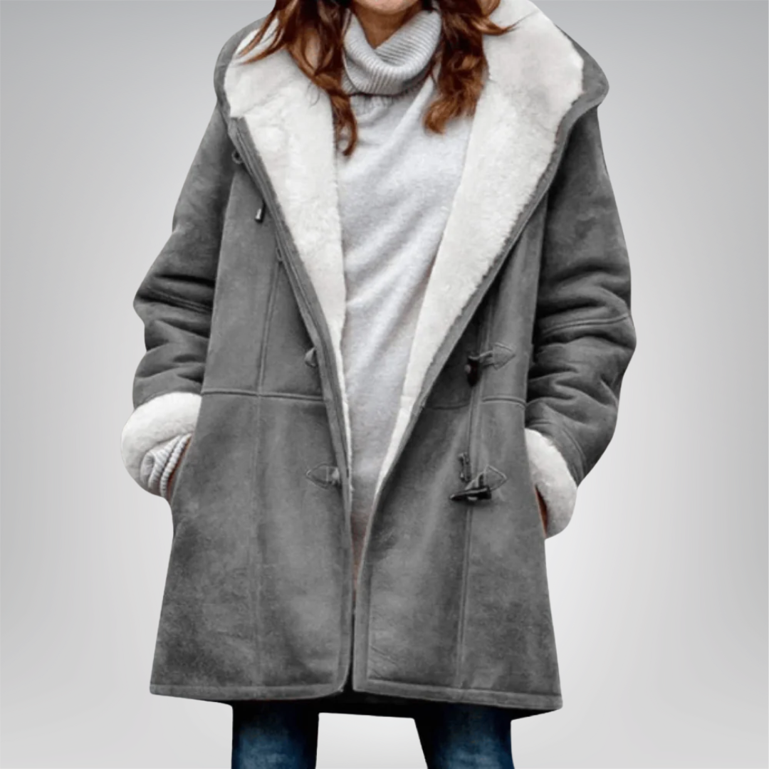 Veste élégante en fleece Danoir Paris Maria, couleur vert mousse, coupe ajustée, tissu doux et chaud, style féminin et moderne.