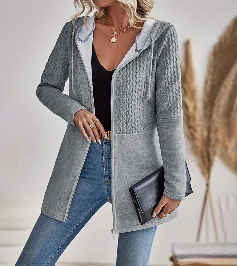 Sweat à capuche gris Danoir Paris FR945 Plume, élégant et confortable, porté en mode décontracté.
