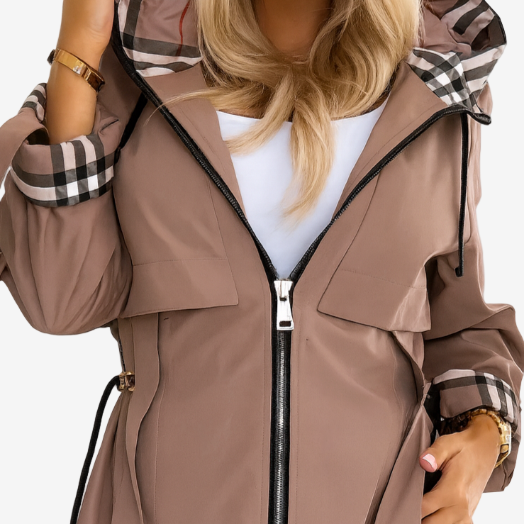 Trench mi-saison marron Nathalie de Danoir Paris, élégant, léger, avec ceinture, porté sur un mannequin.