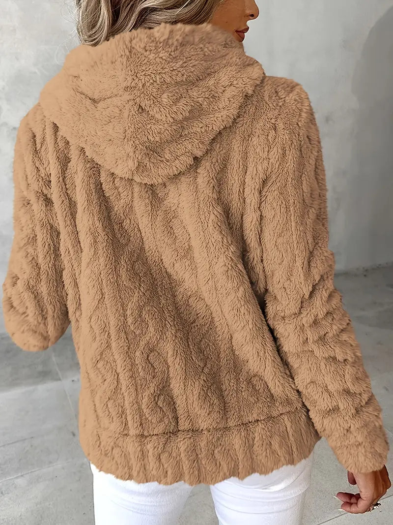 Sweat doux et moderne Ganka FR964 de Danoir Paris en violet, porté avec col rond et manches longues, style décontracté.