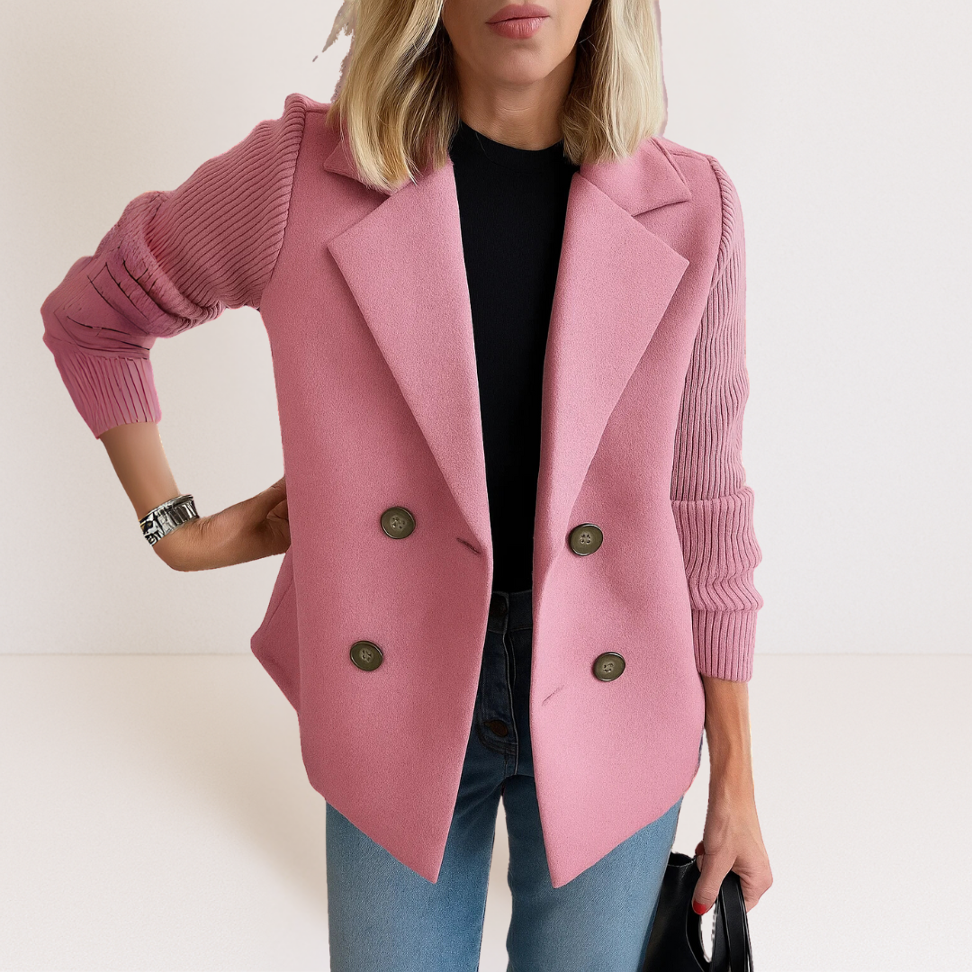 Veste élégante en tricot rose Danoir Paris FR968, modèle Martine, portée sur une mannequin.