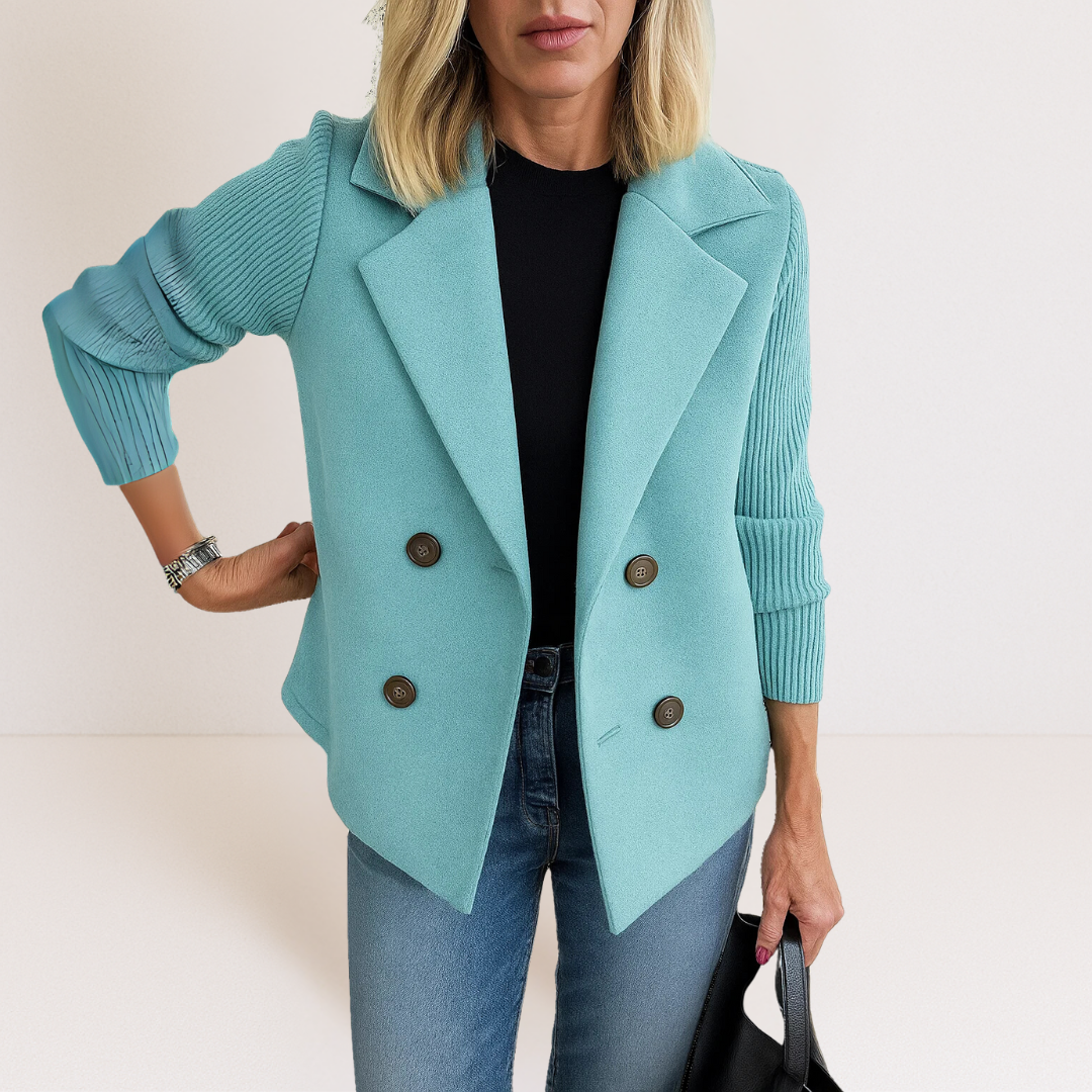 Veste élégante en tricot rose de la marque Danoir Paris, modèle Martine, avec coupe sophistiquée et détails raffinés.