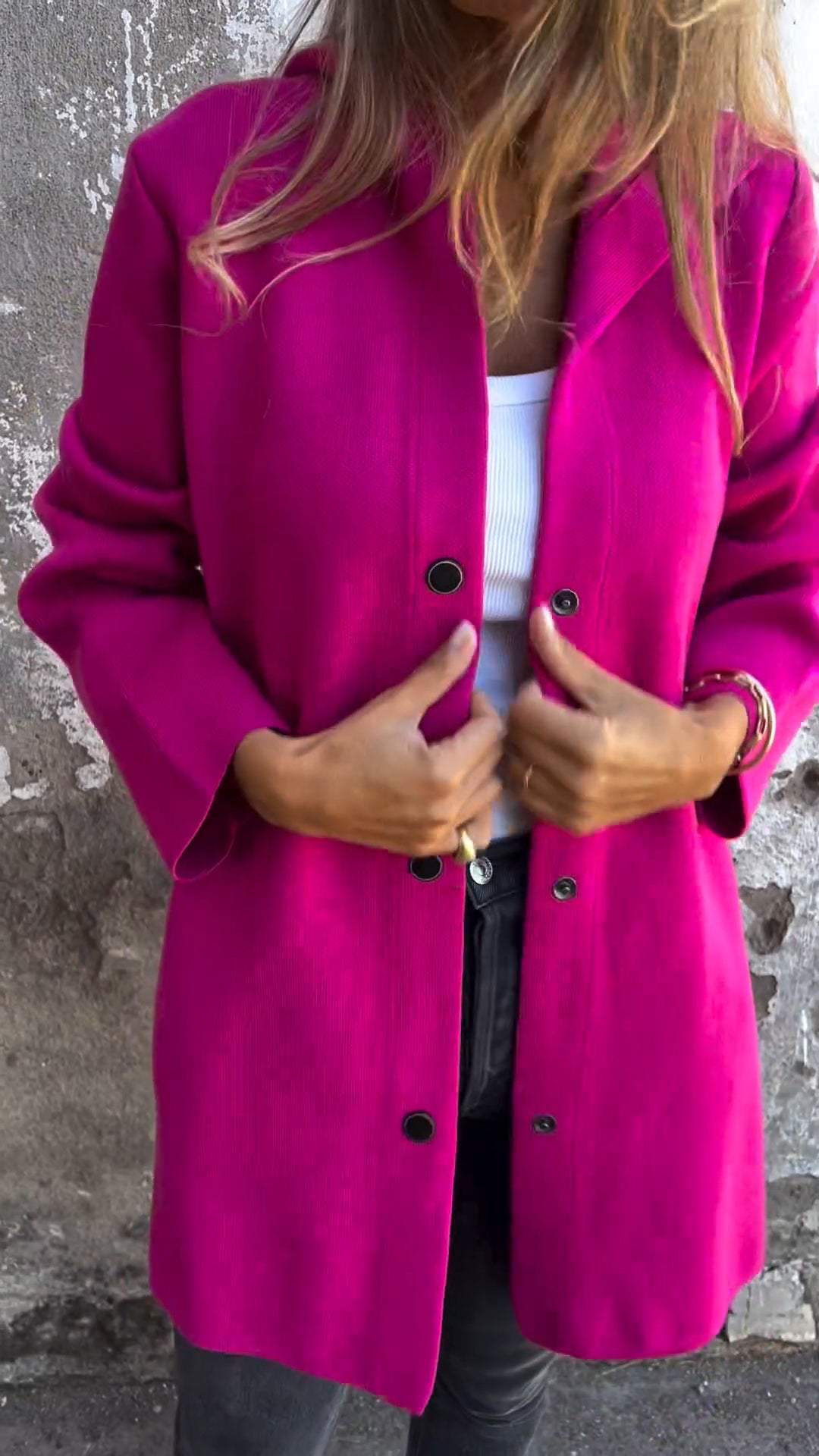 Cardigan décontracté avec capuche Adriana de Danoir Paris, rouge, léger et confortable pour un style casual.