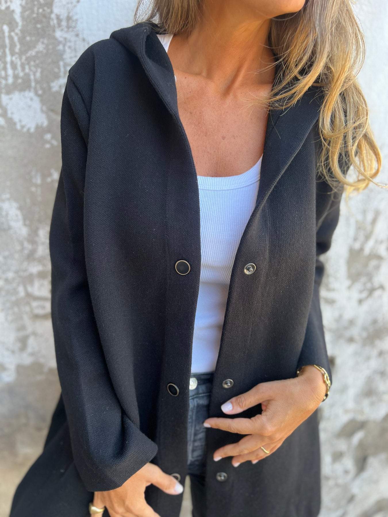 Cardigan décontracté rouge avec capuche Adriana de Danoir Paris, style confortable et moderne pour femme.
