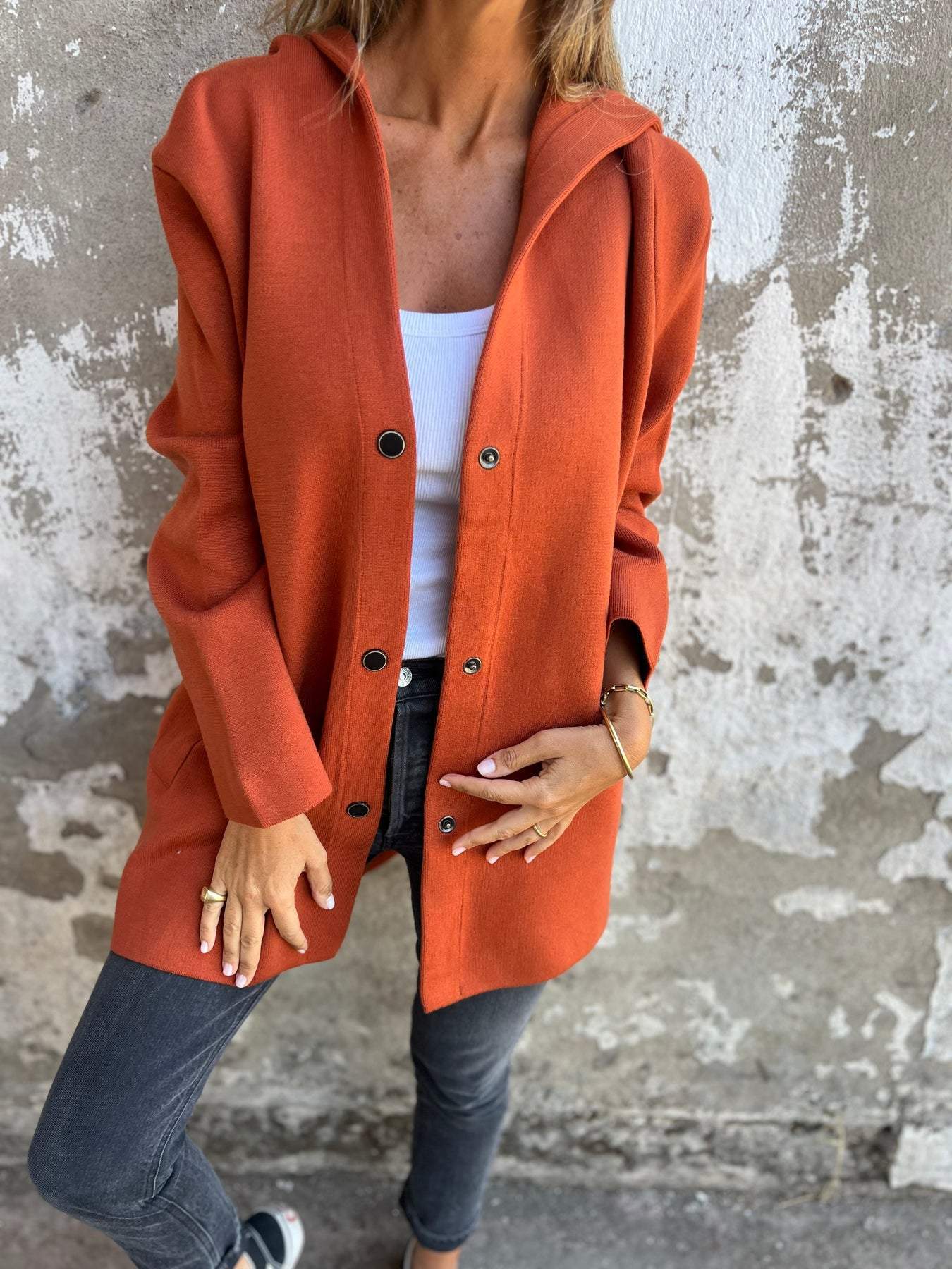 Cardigan décontracté avec capuche Adriana de Danoir Paris, en rouge, porté, détail de la texture douce et confortable.