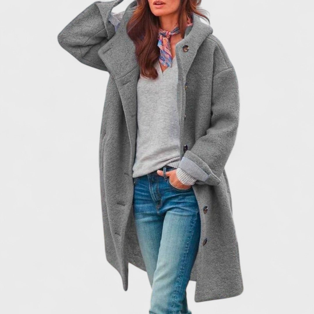Veste en laine douillette Olivia de Danoir Paris, couleur vert foncé, avec col et manches longues.