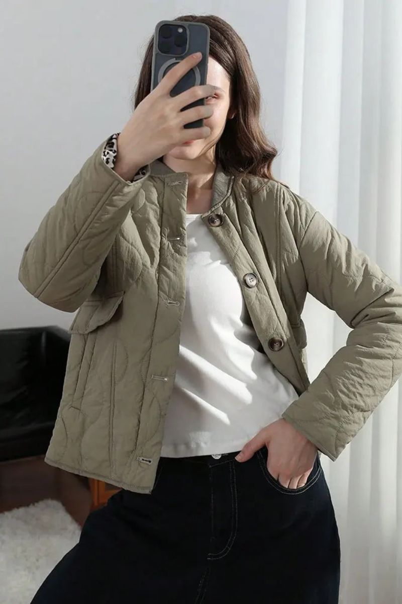 Veste matelassée moderne Noemi™ Danoir Paris en vert sauge, style élégant et chaud pour l'hiver.