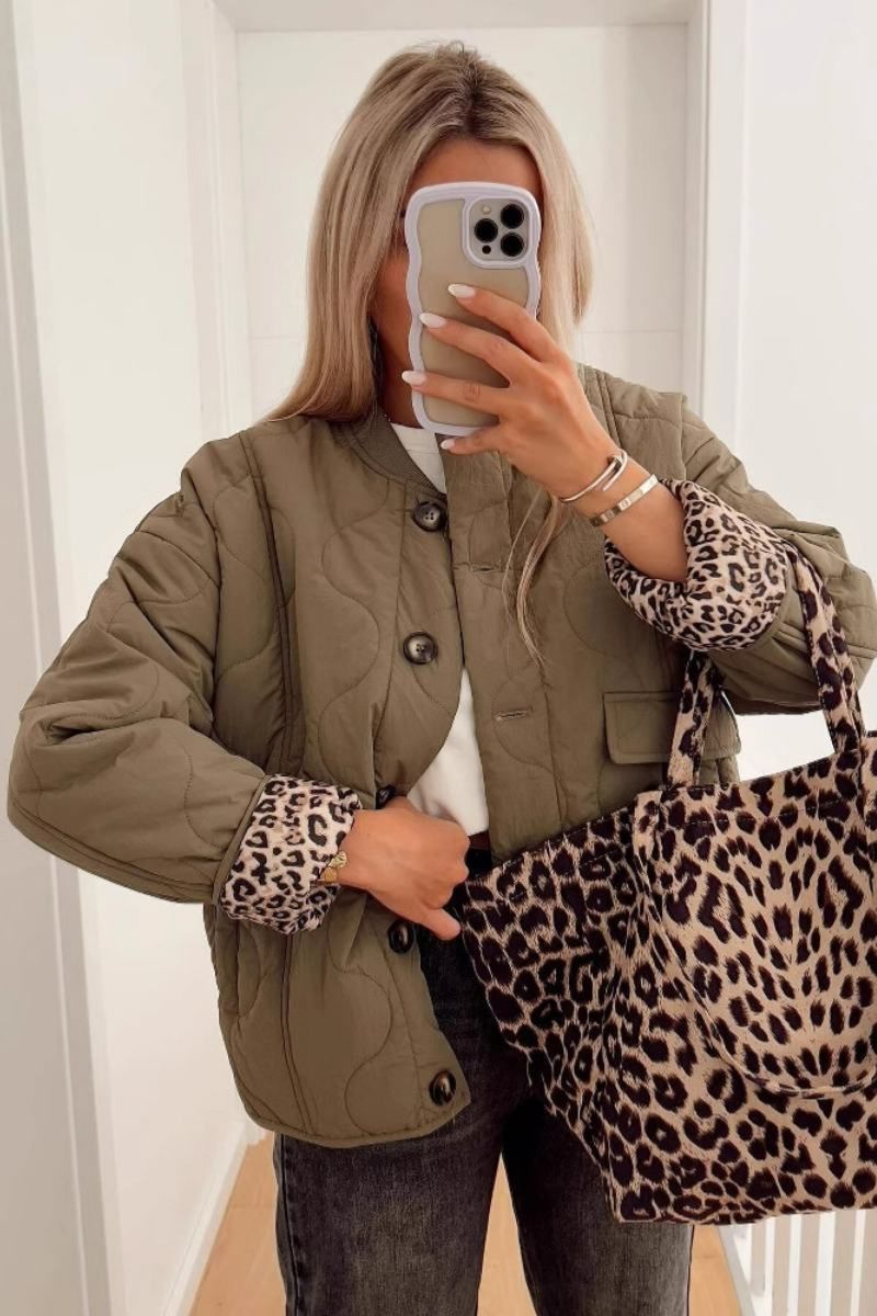 Veste matelassée moderne Noemi™ Danoir Paris en vert sauge, style élégant et confort pour l'automne.