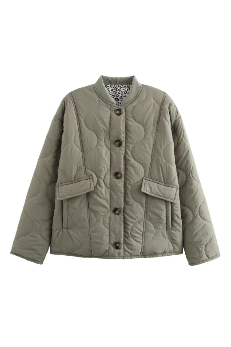 Veste matelassée moderne Noemi™ Danoir Paris en vert sauge, coupe élégante et confortable, idéale pour le style contemporain.