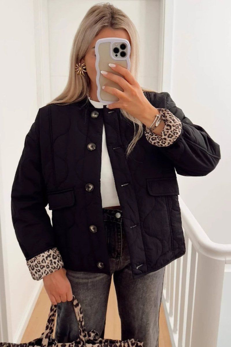Veste matelassée moderne Noemi™ de Danoir Paris en vert sauge, style élégant et chaud pour l'automne.