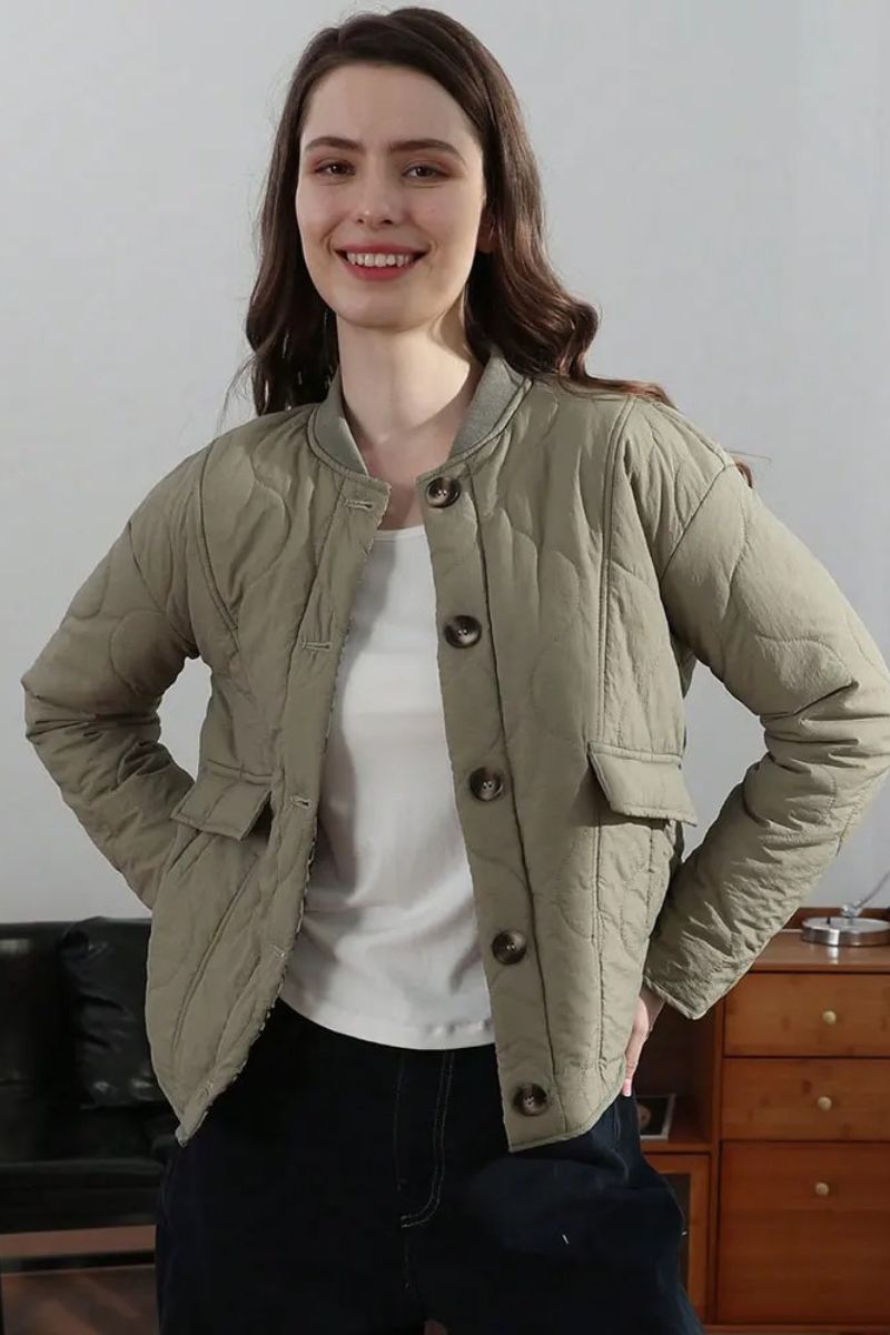 Veste matelassée moderne Noemi™ de Danoir Paris, en vert sauge, style élégant et confortable pour femmes.