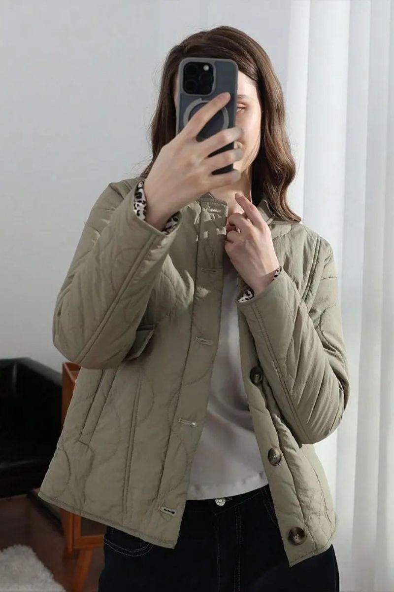 Veste matelassée verte sauge Noemi™ de Danoir Paris, style moderne et élégante, vue de face sur un fond neutre.