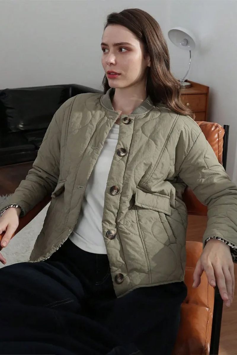 Veste matelassée moderne Noemi™ Danoir Paris en vert sauge, coupe élégante et détails tendance.