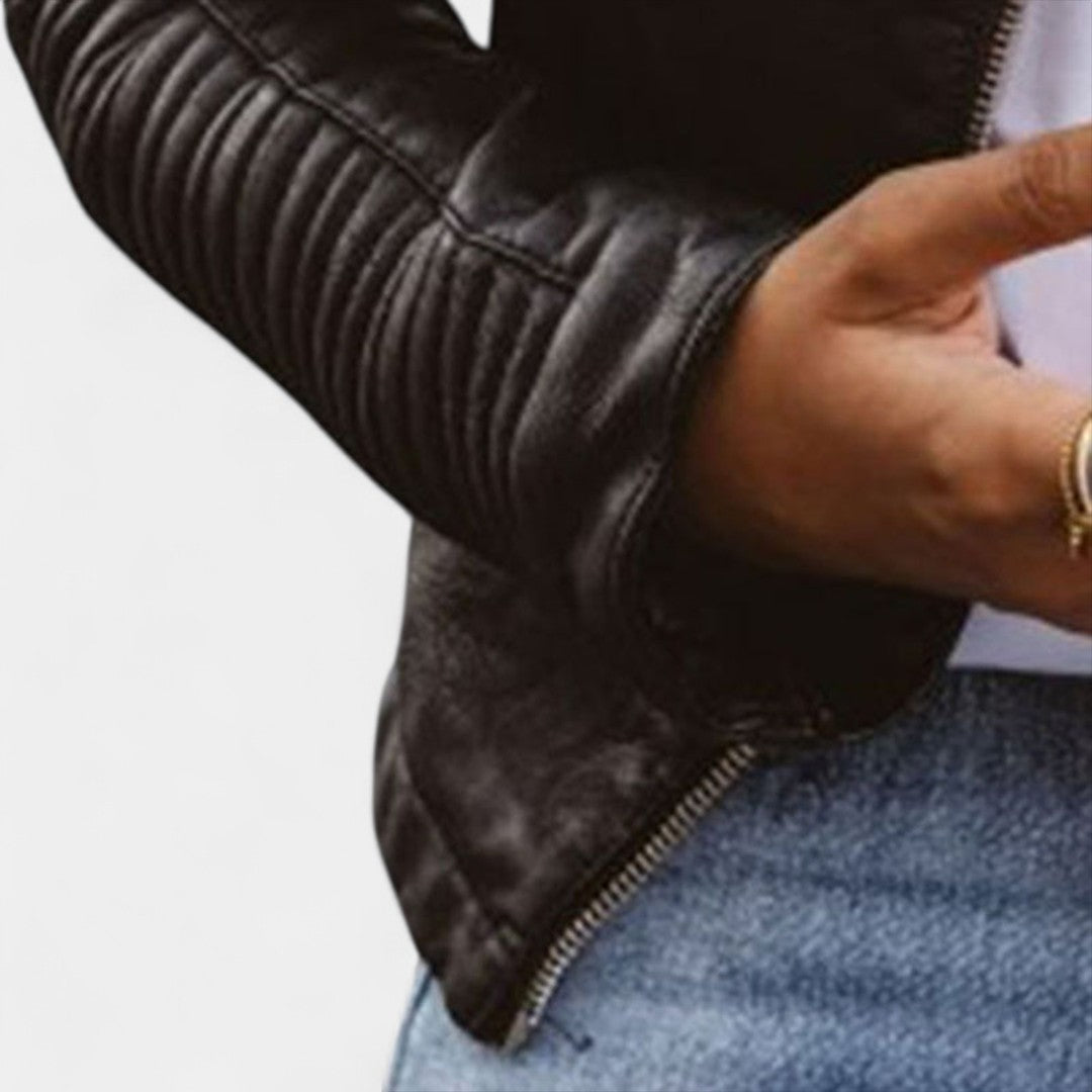 Veste de biker chic Flavia de Danoir Paris, modèle FR990, en cuir noir avec détails élégants, vue de face.