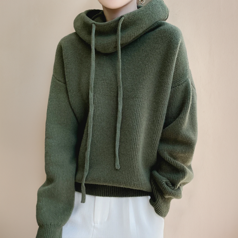 Pull à col roulé élégant Lena de Danoir Paris, en vert, porté, montrant le style chic et la texture du tissu.