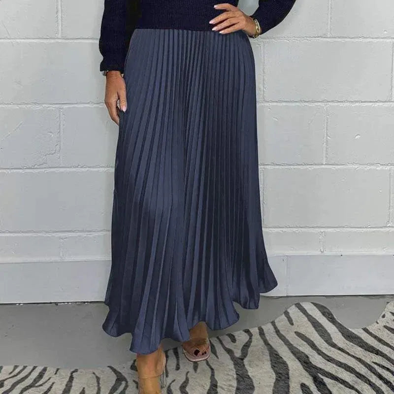 Robe plissée élégante Claudia de Danoir Paris, en bleu, avec coupe fluide et détails sophistiqués, portée sur mannequin.