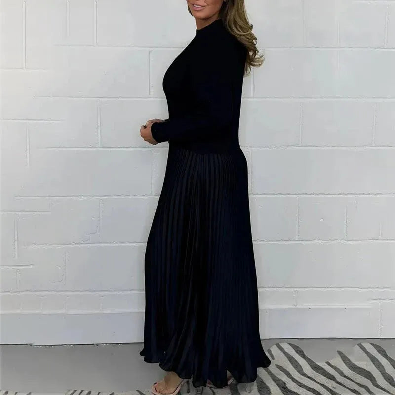 Robe plissée bleue Claudia de Danoir Paris, élégante et fluide, vue de face sur mannequin.
