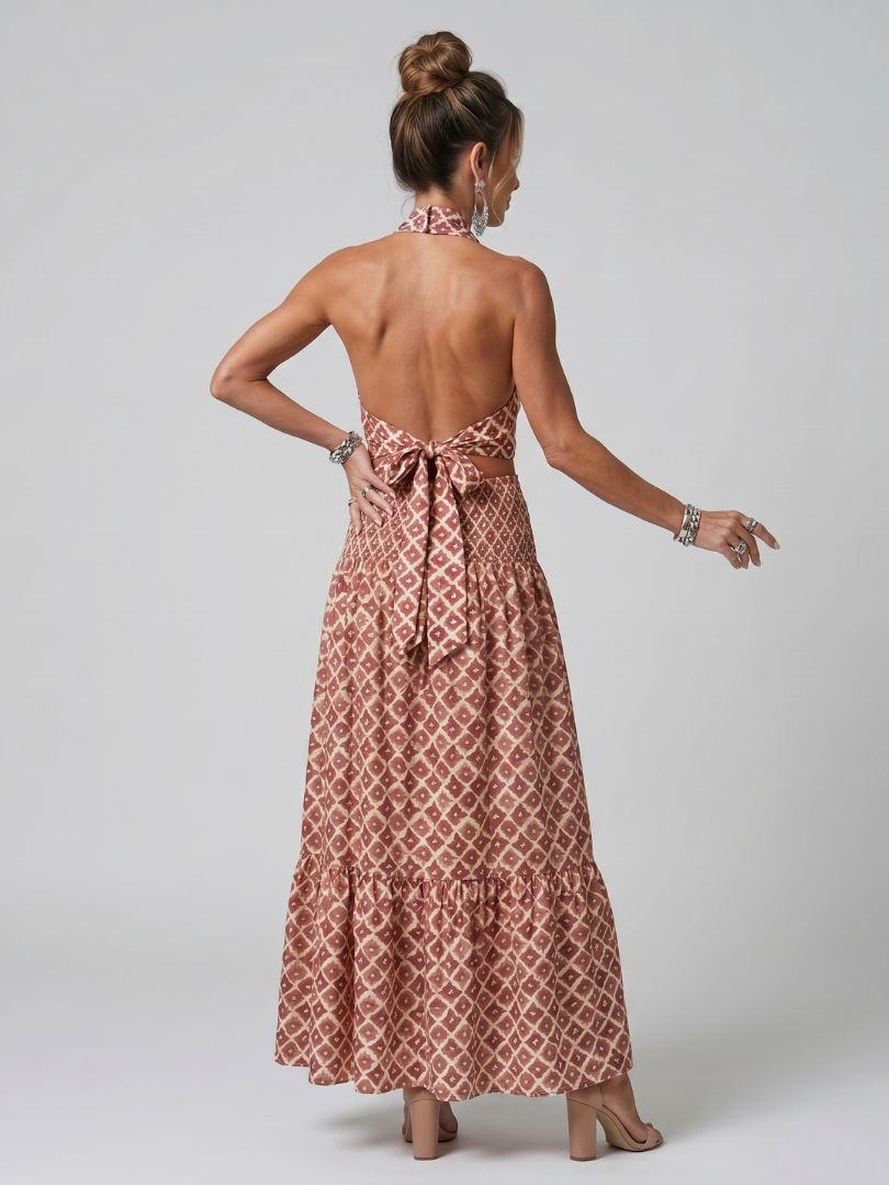 Robe midi géométrique Danoir Paris Amira avec décolleté croisé, motif géométrique et découpes élégantes.