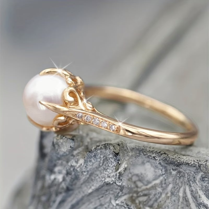 Bague délicate en perles et cristaux de Danoir Paris, or doré, avec perle centrale et détails scintillants.